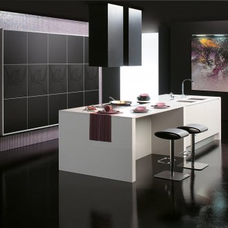 Schwarze Decke in der Küche mit einer Insel im Stil des Konstruktivismus