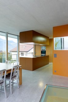Braun-orangefarbene Küche im Konstruktivismusstil