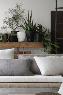 Дневна в еко стил с дървен диван