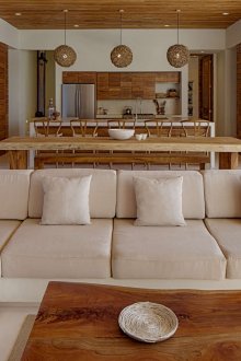 Дневна с тапицерия от дърво и бежов диван