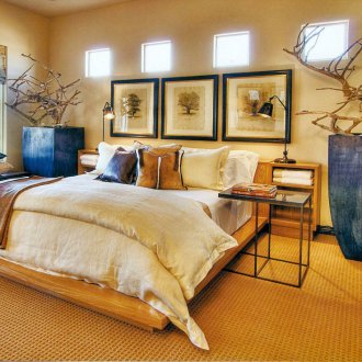 Светла спалня с африкански акценти