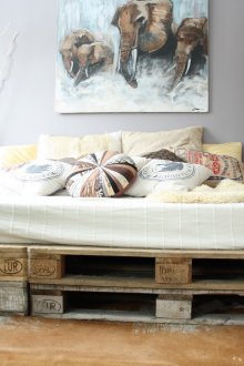 Необичайна спалня с декоративни възглавници