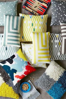 Разнообразие от ярки възглавници за домашен декор