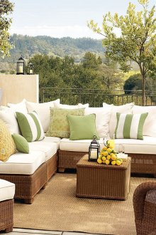 Удобни декоративни възглавници на дивана на терасата