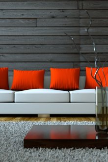 Ярки оранжеви възглавници на ярък диван