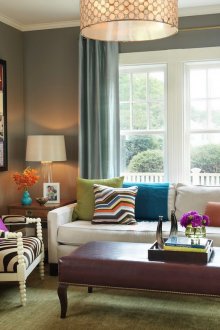 Възглавници в модерен интериор на апартамента