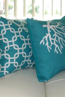 Тюркоазени възглавници в светъл интериор