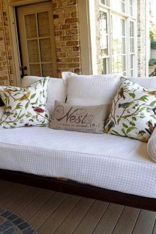 Комбинация от възглавници с различни щампи на бял диван