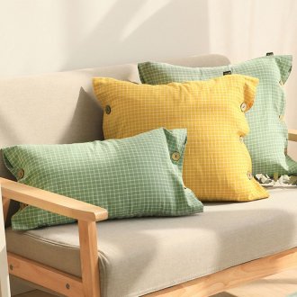 Зелени и жълти възглавници за уютен светъл интериор