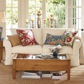 Интериор на хола с декоративни възглавници на дивана