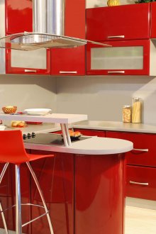 Червена и бяла кухня със бар за закуска
