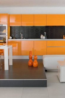 Оранжева и бяла кухня с подиум.