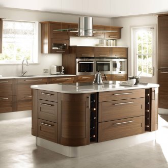 Кафява кухня с остров