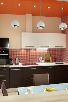 Червена бежова кухня
