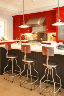 Червени, бели и черни цветове в интериора на кухнята