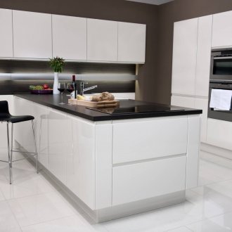 Стилна монохромна кухня с остров