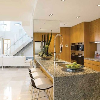 Монохромна кухня със бар за закуска