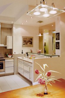 Стъклен полилей и прожектори в кухнята