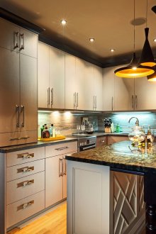 Различни полилеи и прожектори в кухнята с бар за закуска