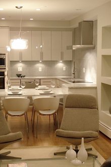 Полилей, стенна лампа и вградено осветление в кухнята