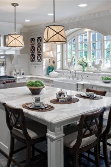 Две лампи над островна трапезарна маса в кухнята