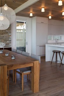 Кръгли полилеи над масата за хранене в кухнята