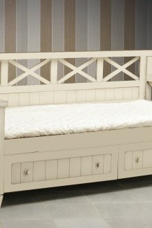 Бежово бебешко легло с чекмеджета