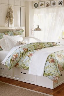 Бяло легло с чекмеджета в спалнята в стил Прованс