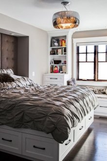 Легло с чекмеджета в бялата спалня