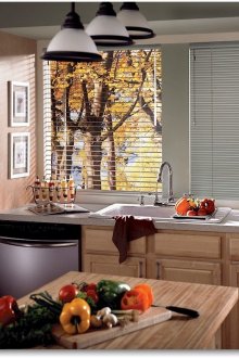 Хоризонтални щори във вътрешността на кухнята