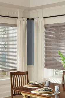 Сиви хоризонтални щори във вътрешността на кухнята