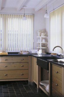 Ярки вертикални щори в кухнята