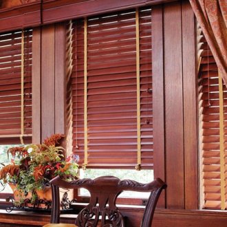 Кафяви хоризонтални щори в кухнята