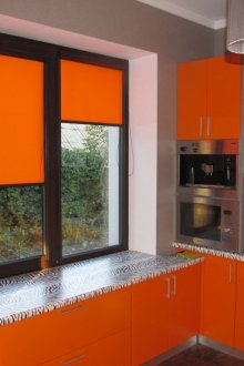 Червени щори в кухнята