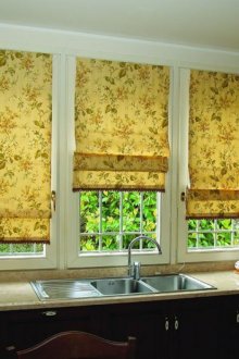 Цветни щори-завеси в кухнята