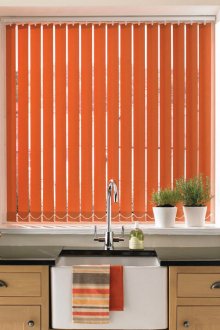 Оранжеви вертикални щори в кухнята