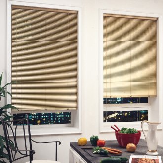 Бежови хоризонтални щори в кухнята