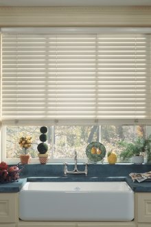 Persianas horizontales sobre un fregadero en la cocina