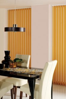 Жълти вертикални щори в кухнята