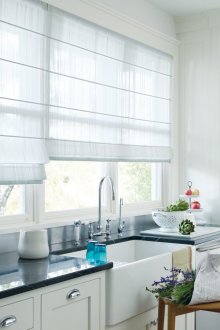 Бели завеси в кухнята