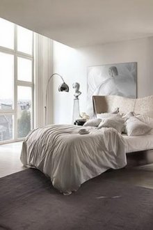 Оригинално легло в интериора на спалнята