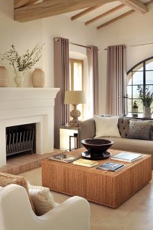 Светла всекидневна с камина