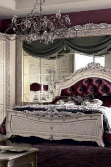 Спалня в бежови и бордо цветове.