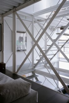 Бяло метално стълбище в интериора