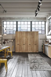 Метални мебели и тела в кухнята