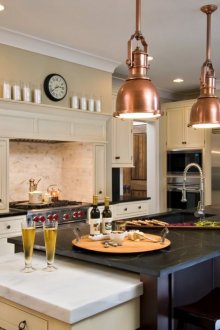 Метални светлини в кухнята с остров