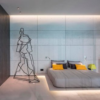 Метална скулптура в спалнята