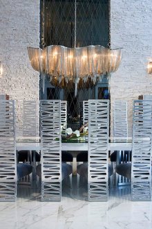 Столове с метални облегалки в трапезарията