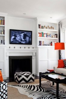 Оранжеви акценти в уютна черно-бяла всекидневна