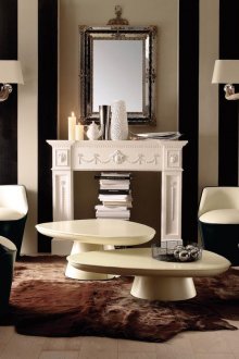 Черно-бяло кресло и бели масички за кафе в интериора на хола